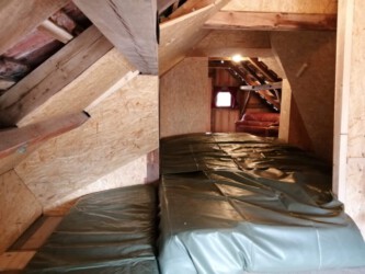 2022-02-22 Die Bouldermatte fertig mit LKW-Plane ummantelt.