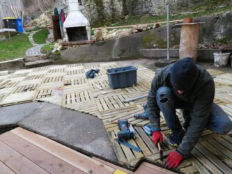 2022-02-22 Holzfliesen auf dem Vorplatz