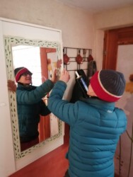 2022-02-22 Der nackte Spiegel wird verkleidet.