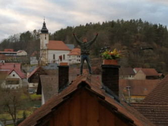 2022-02-26 Uli baut noch Plastikblumenkästen.