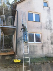 2022-02 28 Endlich bekommt das Dreckshaus eine Hochdruck-Dusche.
