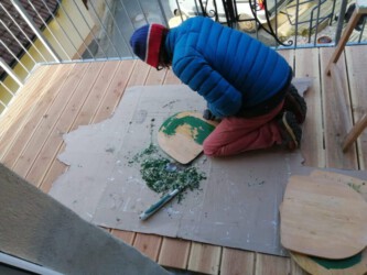 2022-03-01 Abbeizen ist Kackarbeit. Hier die Sitze der ebay-Barhocker