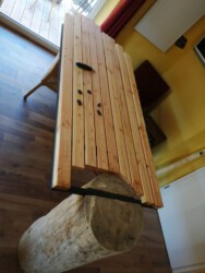 2022-03-03 Biertisch aus Konstruktionsholz und mit altem Gartentor als Tischzarge