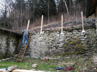 2022-03-05 Uli stellt Geländerpfosten auf